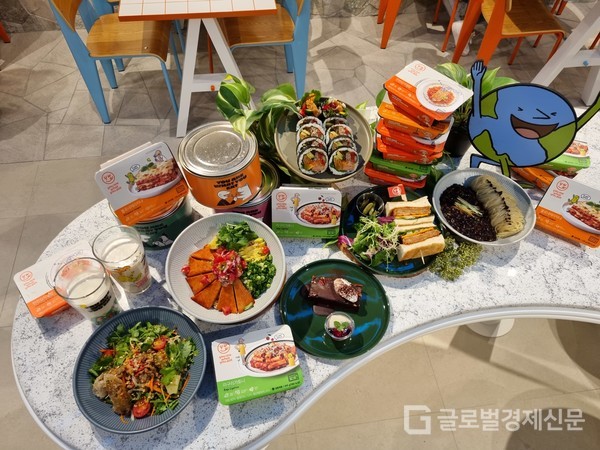 [르포] 식물성 대안식 가치·필요성 공유…신세계푸드 유아왓유잇 레스토랑 가보니