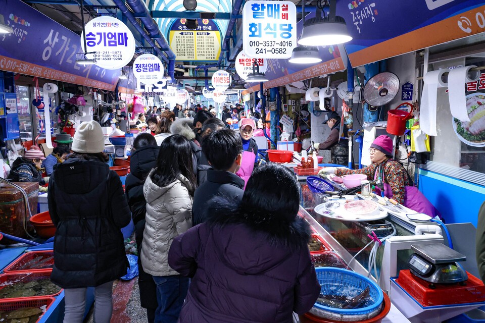 [포토] 설 앞두고 포항 죽도시장 대목장 활기