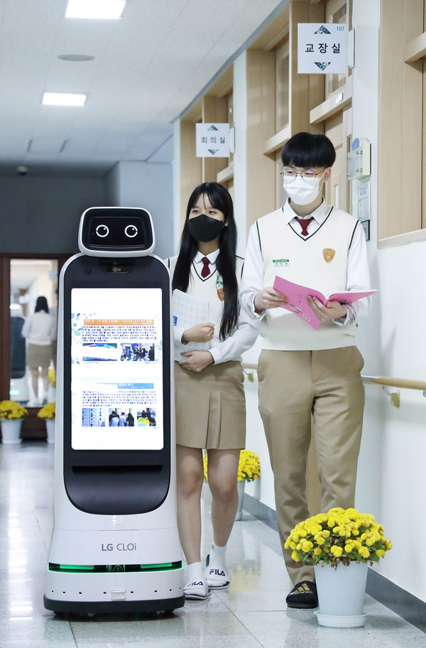 학교에도, 병원에도, 식당에도 LG 클로이 로봇이 간다
