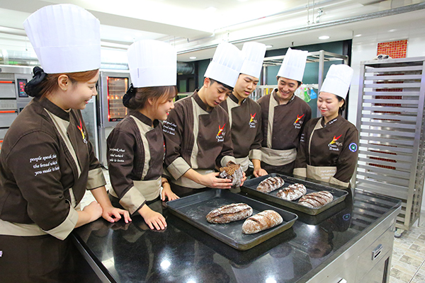 제과학교만의 맞춤 커리큘럼과 취업으로 눈길을 끄는 한호전 호텔제과제빵학과