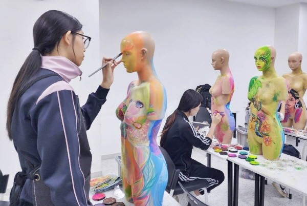 미용학원 올댓뷰티아카데미, 메이크업의 꽃 바디페인팅 수업 진행