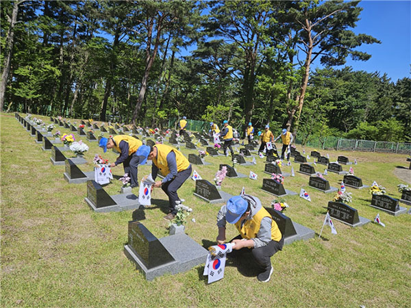 대한민국상이군경회 제주특별자치도지부 사회봉사단 제주호국원서 봉사활동