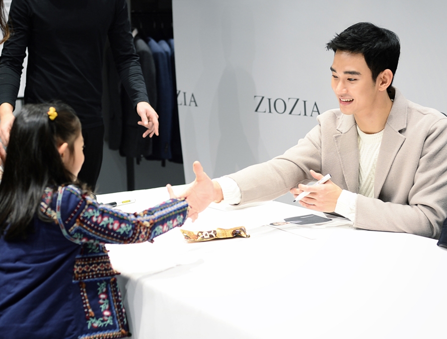 김수현 팬사인회, 크림베이지 코트에 환한 미소 한류스타의 감각과 매너