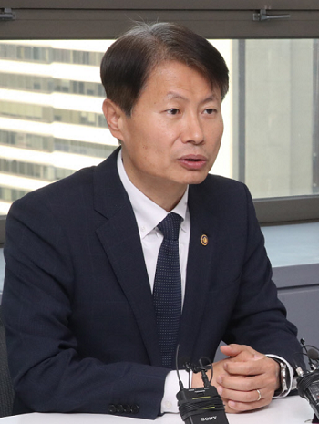 김강립 차관, 어린이집 방문해 코로나19 대응 격려