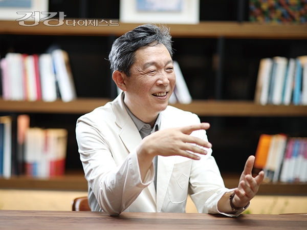 [명의가 사는 법] 지친 현대인의 행복설계자 강북삼성병원 정신건강의학과 신영철 교수