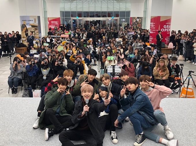 스트레이 키즈, 부산 신세계 센텀시티 잠뱅이 팬사인회 인산인해! 