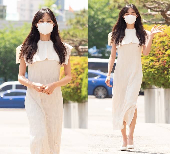 [패션엔 포토] 금새록, 오월의 청춘! 케이프 스타일 원피스로 빛낸 출근길