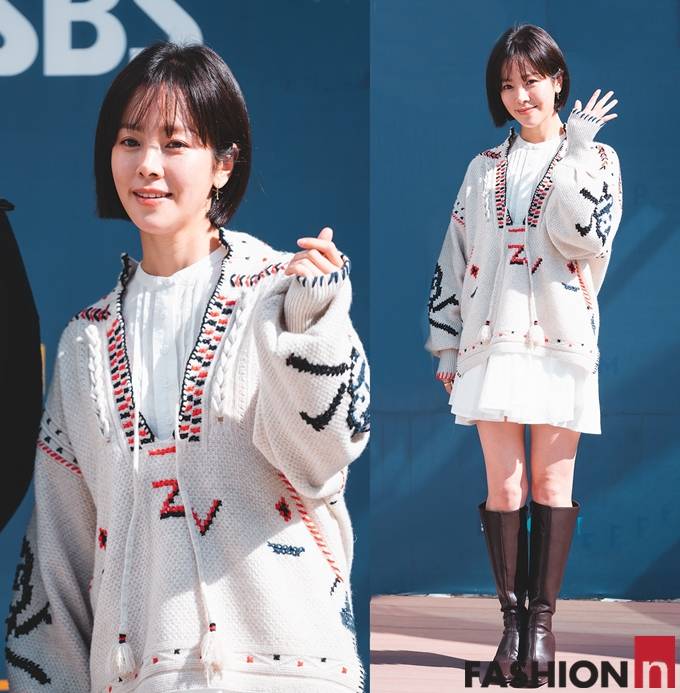 [패션엔 포토] 한지민, 소녀 감성 풀풀! 숏컷에 니트 프레피룩 출근길