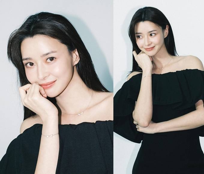 권나라, 한결 깊어진 우아한 여성미! 오프숄더 러플 드레스 주얼리룩