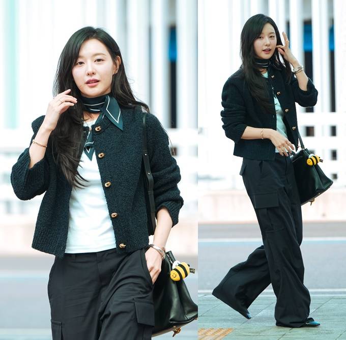 [패션엔 포토] 김지원, 클래식한 트위드룩 홍콩 출국! 포인트는 쁘띠 스카프!