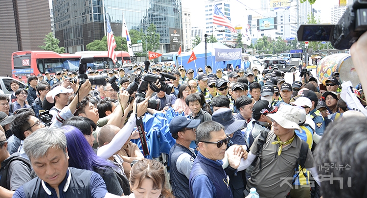 쌍용차 해고 희생자 김주중 씨 영정, 대한문에