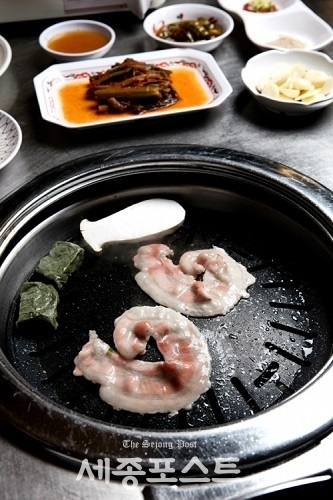 꽃삼겹, 여성 고객이 먼저 찾는 교대이층집의 시그니처 메뉴