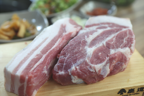 제주 애월 맛집 정직한돈, 두툼한 흑돼지 참숯에 구워 제공해 눈길