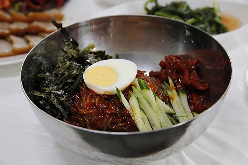 김삿갓 막국수, 설악산 인근 속초 맛집 유명세… 명태회막국수, 수육 등 인기