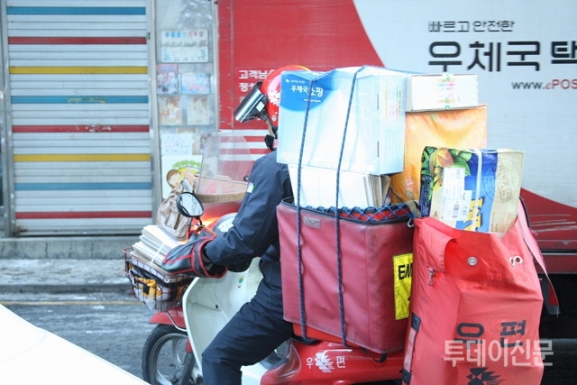 겸배 중이던 집배원 교통사고로 사망…집배노조 적정인력 부족 탓