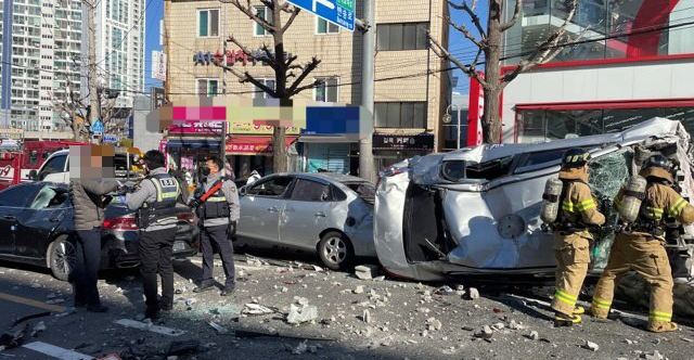 부산 홈플러스 추락사고 원인 두고 의견 분분…주차장 외벽 설계 안전성 쟁점