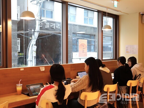 [TN포토] 진심으로 물들이다...청년 위한 이태원 유족 카페 보랏빛 하루