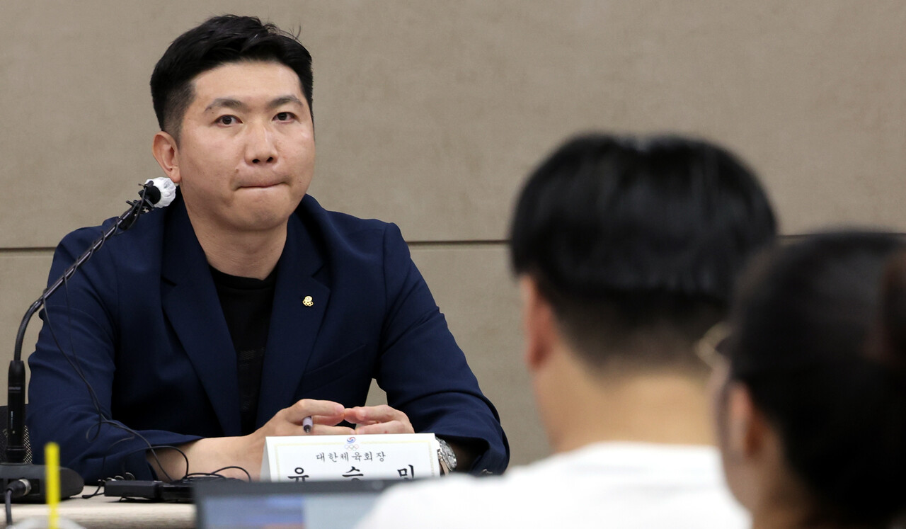 "수십억 피해" 호소한 체육 단체…잠실 개표소 봉쇄에 경찰 대응 본격화