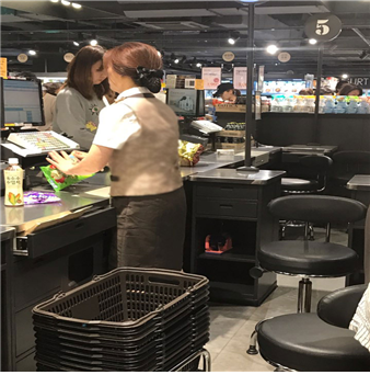 종일 서 있기를 강요받는 백화점 매장 직원에게 의자를 허(許)하라