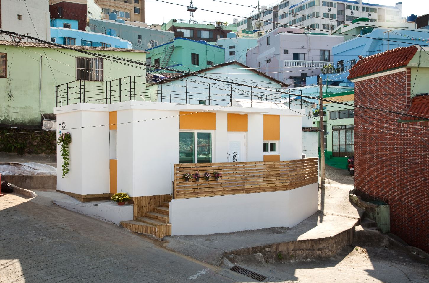 집 하나가 사람을 바꾼다...부산 건축가, 건설회사들이 소외계층에게 집 지어주는 HOPE 프로젝트