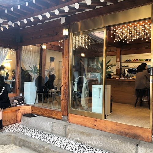 뉴트로 컨셉의 독특한 매력 익선동 한옥거리의 낮과 밤