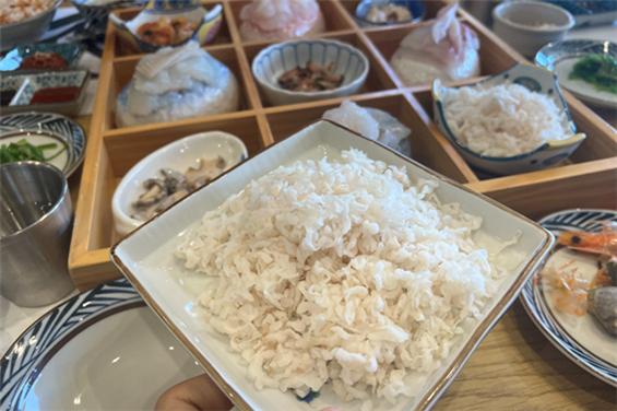 왜 유명하냐고? 맛있으니까!... 50년 전통의 칠암 붕장어 마을을 가다