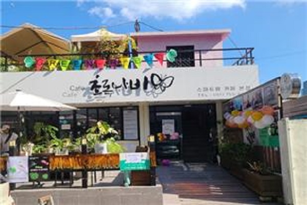 카페 안에서 식물을 키운다... 친환경재배와 리사이클링 실천하는 스마트팜 카페 초록나비
