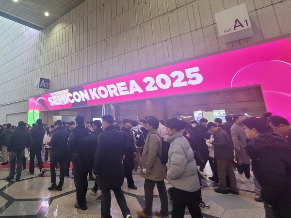 [현장]AI 열풍에 채용 열기 후끈···인산인해 이룬 세미콘코리아 2025