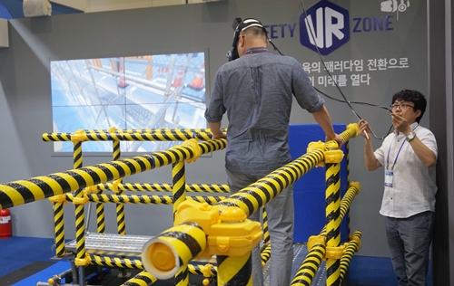 건설재해 가상체험하고 있는 방문객
