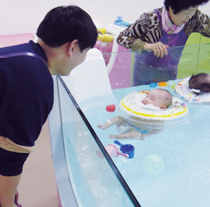 손주와 키즈카페 등 놀이공간 즐기기