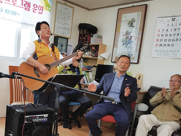 전북연합회 군산시지회 소속 멋진인생자원봉사클럽 치매예방 훈련지 제작해 어르신들 건강 살펴