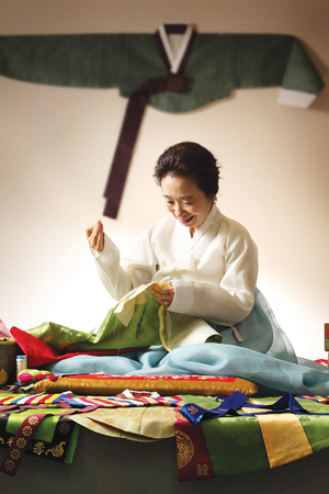옷 짓는 인간문화재 구혜자, 팔순에 첫 개인전