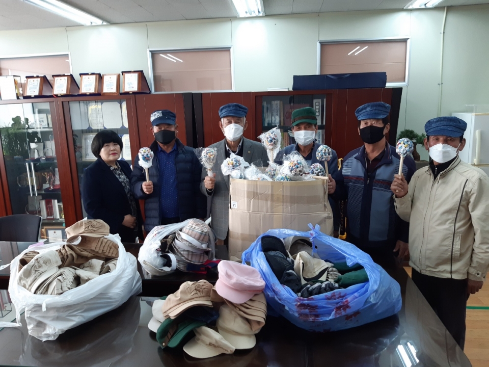 대한노인회 경기 화성시지회, 후원 모자 및 안마봉을 경로당에 전달