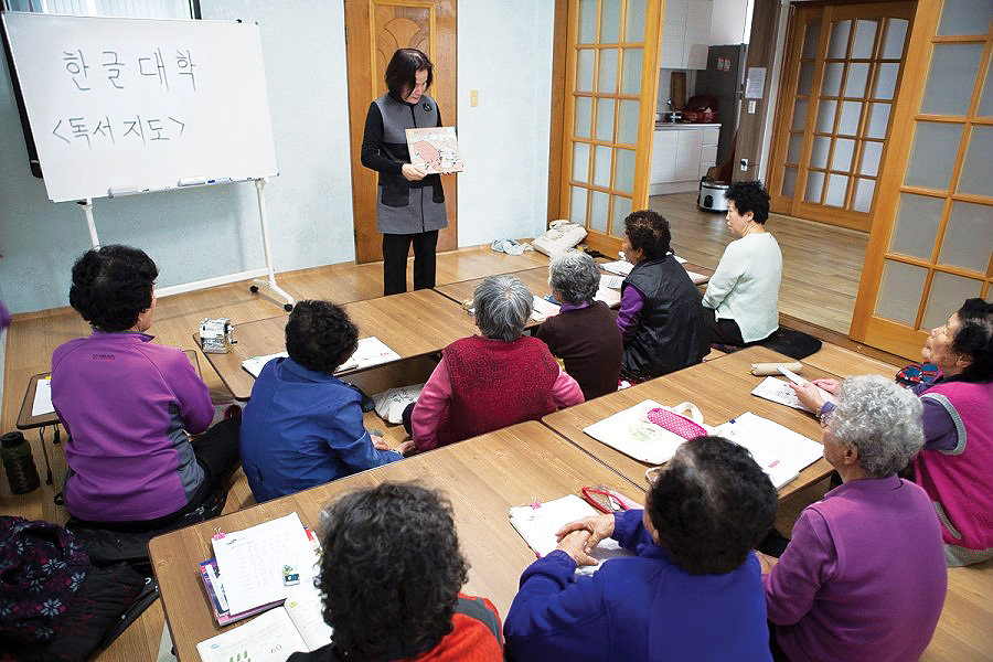 경로당서 한글 배우고, 도서관서 초등학교 졸업장