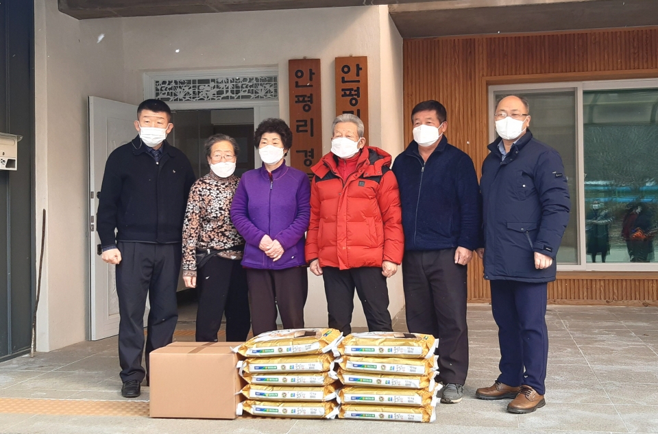 화천농업협동조합에서 경로당에 쌀 기증