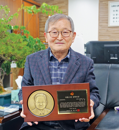 장기천 대한노인회 인천 강화군지회장 군청의 경로당 운영비 지원에 노인회가 답례도 할 줄 알아야 해