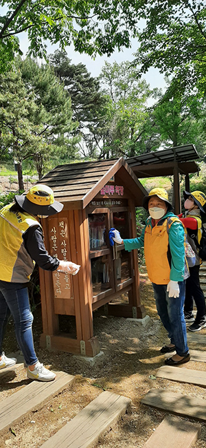 대한노인회 경기 의왕시지회 소속 은빛봉사단 산 찾아다니며 봉사…건강도 좋아져
