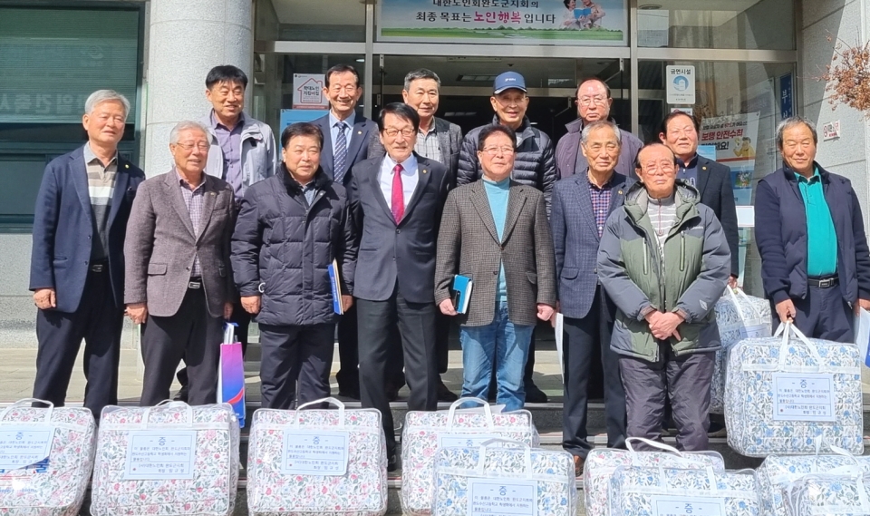 대한노인회 전남 완도군지회, 완도수산고등학교서 카페수익금 100만원 기부 받아