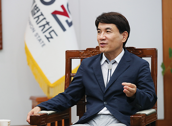 김진태 강원특별자치도지사 가끔 경로당 노래교실 찾아가 같이 수업도 듣고 노래도 불러