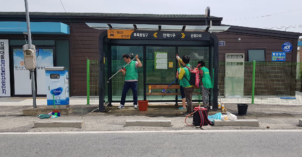 김해 대동면 새마을협의회·부녀회, 시내버스 승강장 물청소 실시