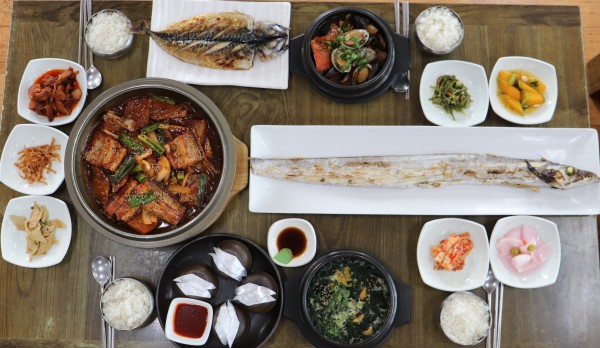 제주공항 근처에 알려진 맛집? 용두암해촌, 정직한 제주향토음식 제공