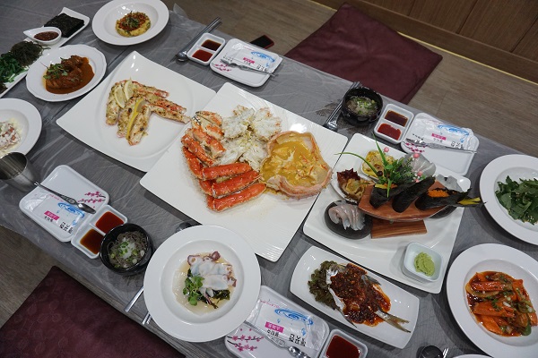 수산시장 못지 않은 저렴한 가격으로 신선한 대게를 판매하는 원주맛집 주문진대게회타운