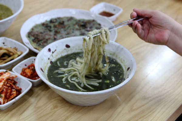 제주공항 근처 동문시장 맛집 한림칼국수 제주여상점, 맛있는 보말칼국수 제공