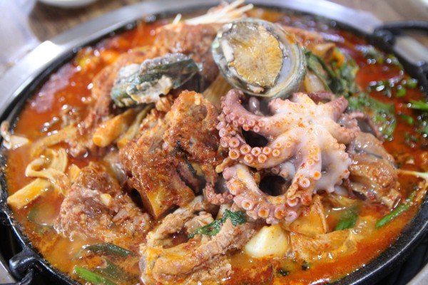풍미 깊은 제주도 애월 현지인 맛집 백번가든, 전복묵은지등갈비찜 맛보고가세요