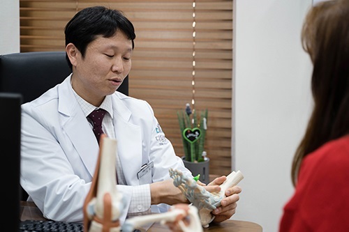 [칼럼] 발목 삐끗 단순 발목염좌, 방치하면 인대파열로 이어질 수 있어 주의
