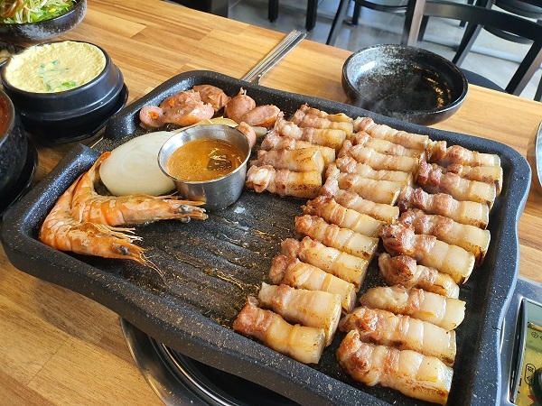 오픈 후 바쁘게 영업 중인 시청 그때그집, 주인이 직접 초벌구이 한 흑돼지구이 맛집