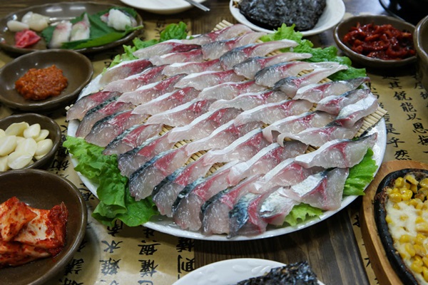 볼거리 풍부한 서귀포, 횟집 방문하면 고등어회도 맛볼 수 있어