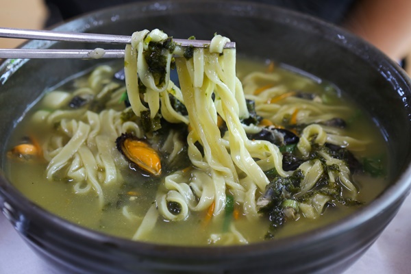 쫄깃한 보말 칼국수 맛보러 제주도 한림 맛집 한림웅담으로 오세요~
