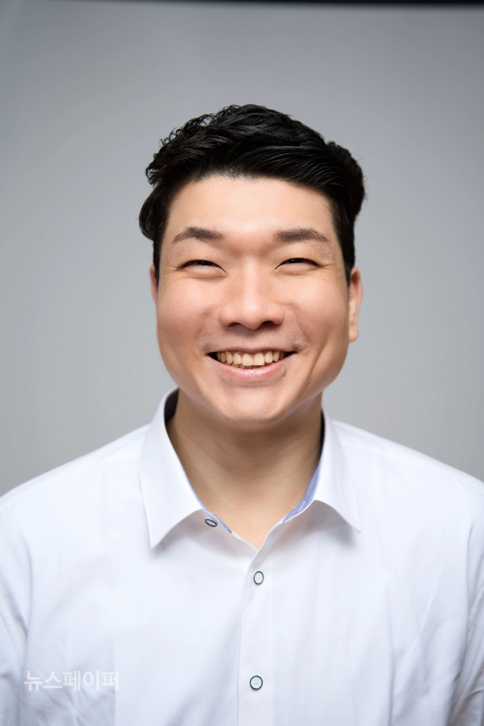 윤수황 배우, 뮤지컬 카페 센차레플리카에서 주인역으로 무대 연기 선보여.