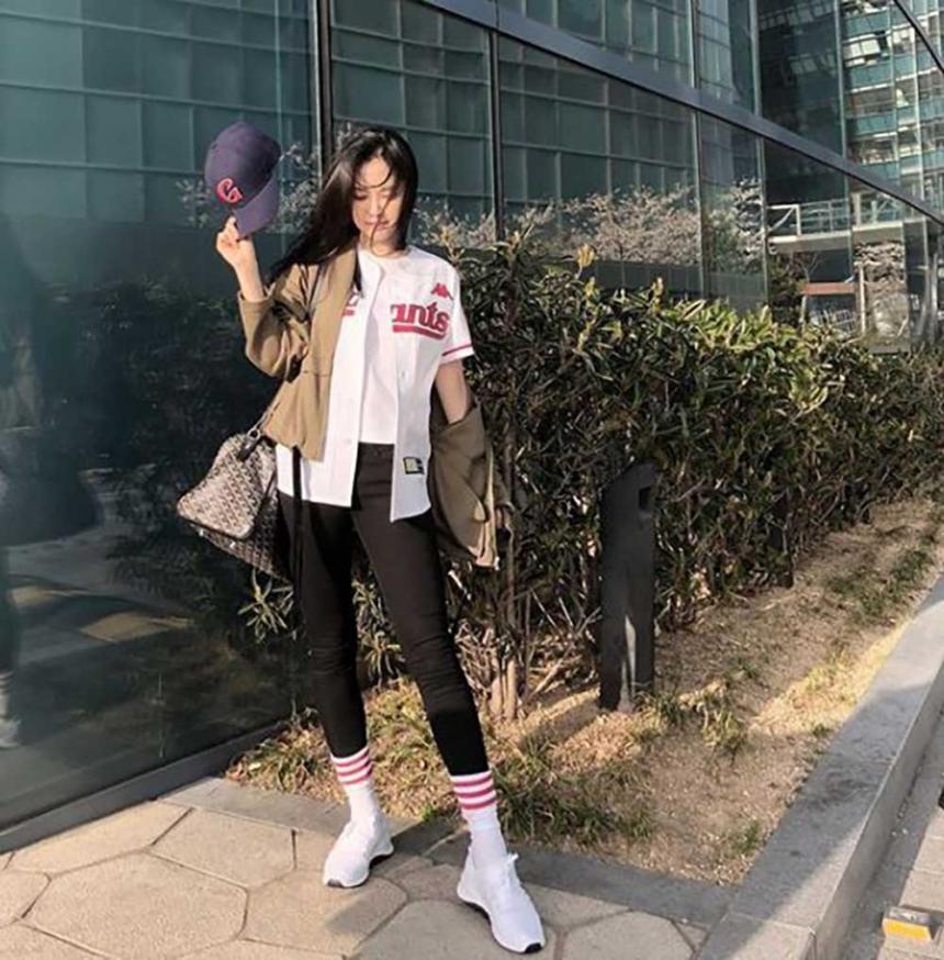 손나은, 야구 유니폼 입고 완벽한 기럭지 자랑…점점 더 예뻐지네 팬심 저격